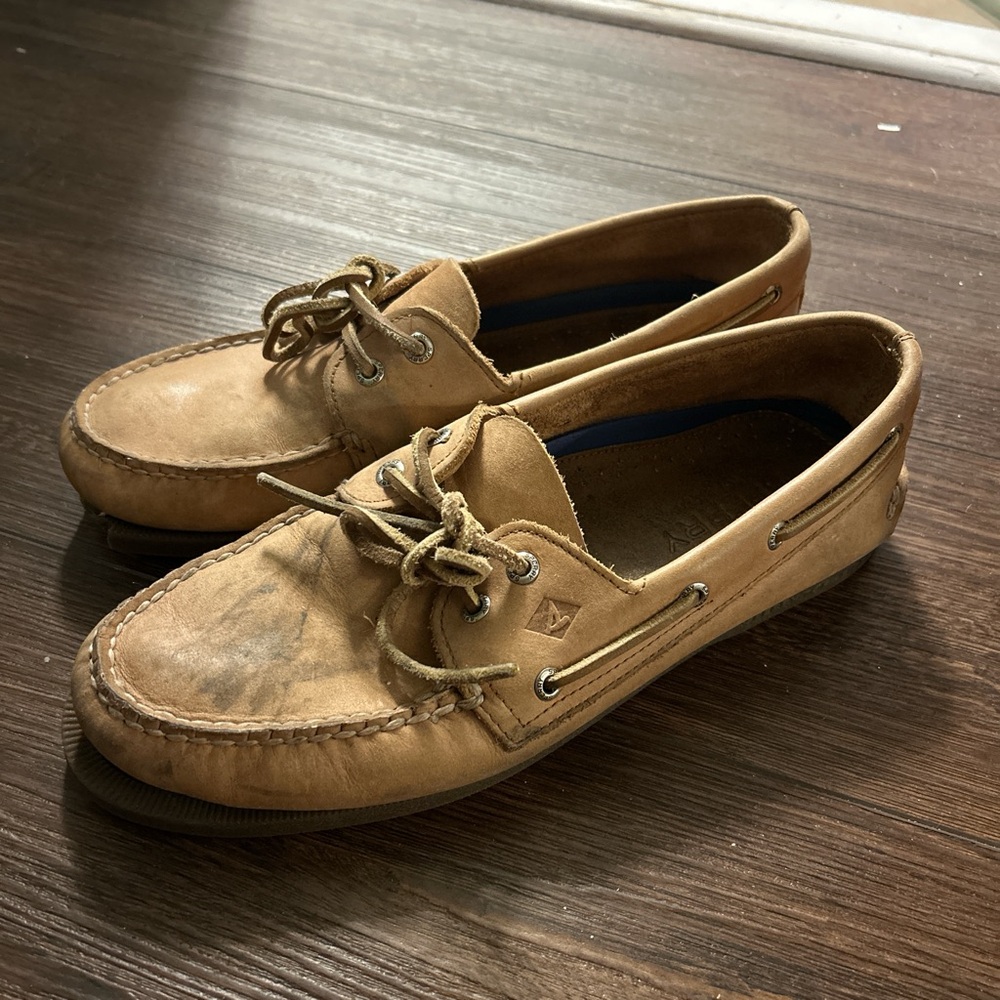 Sperry Tan Boat Shoes with Moccasin Stitching and Leather Laces